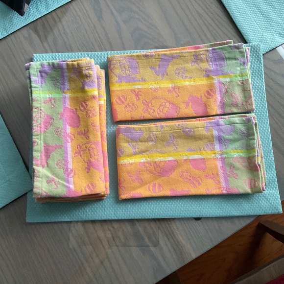 SIX EASTER BUNNY NAPKINS. 21 X 21”.  Like new!  100% Cotton.  Hardly used. - Picture 1 of 8